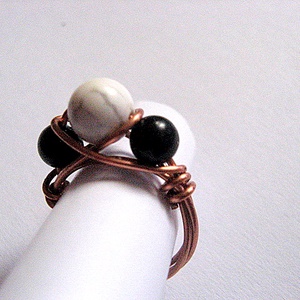 inel de cupru cu howlite si goldstone 50854 - Artynos.ro