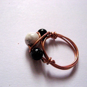 inel de cupru cu howlite si goldstone 50854 - bijuterii - inele - inele cu pietre semiprețioase - Artynos.ro