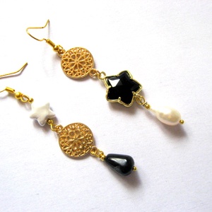 cercei asimetrici cu onix si perle naturale 51922 - Artynos.ro