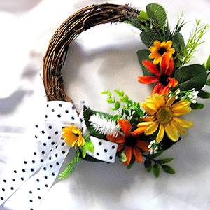 coronita decorata cu flori artificuale 52613 - casă & stil de viață - decorațiuni de casă - accesorii florale - coronițe decor - Artynos.ro