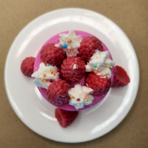 Lumanare Mini Tort cu Zmeura și Esența Exotică - casă & stil de viață - lumânări, parfumuri, arome - ceară parfumată - Artynos.ro