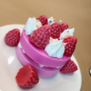 Lumanare Mini Tort cu Zmeura și Esența Exotică - casă & stil de viață - lumânări, parfumuri, arome - ceară parfumată - Artynos.ro