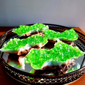 Lumânare Artizanală Green Musk Geoda - casă & stil de viață - lumânări, parfumuri, arome - suport de lumânări - Artynos.ro