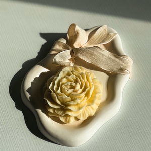 Recipient ceramic turnat manual si bujor din ceara de soya, Casă & Stil de viață, Accesorii pentru decorat casa, Decorațiuni de masă și decorațiuni pentru rafturi , Boluri din ceramică, boluri decorative, Ceramică, ARTYNOS