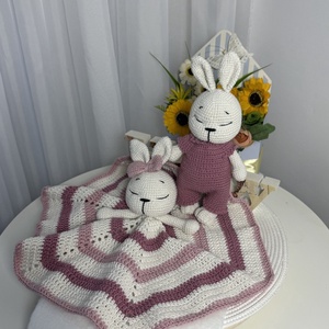 Set iepurași croșetați cu păturică de somn � Lunahandmade - jucării și echipamente pentru copii - plușuri - iepure de pluș - Artynos.ro