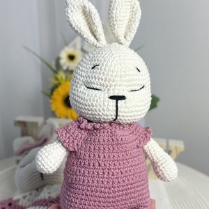Set iepurași croșetați cu păturică de somn � Lunahandmade - jucării și echipamente pentru copii - plușuri - iepure de pluș - Artynos.ro