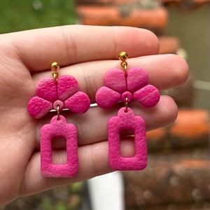 Cercei floare , Bijuterii, Cercei, Cercei cu figurine, Lucrare cu argila, 🌸 Cercei handmade cu floare si detalii elegante in nuante de roz, perfecti pentru un look feminin s..., ARTYNOS