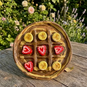 Obiect decorativ din lut, model Clatita cu Nutella – Joc interactiv X si O (Handmade), Casa & Stil de viata, Decoratiuni de casa, Decoratiuni de masa si rafturi, Decoratiuni de masa, Obiecte pictate, Pictura, Cea mai iubita piesa decorativa din lut cu uscare la aer, in forma de clatita cu Nutella, este din ..., ARTYNOS