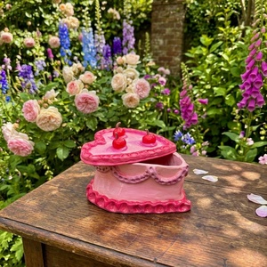Cutie decorativa cu capac in forma de tort vintage roz cu cirese (handmade) realizat din lut manual - Artynos.ro