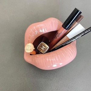 Suport Decorativ Glossy Lips � Eleganta pe Masa Ta de Toaleta - Artynos.ro