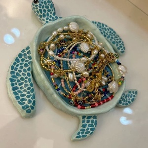  Tavita Bijuterii in forma de testoasa – Handmade din Lut, Casa & Stil de viata, Decoratiuni de casa, Decoratiuni de masa si rafturi, Decoratiuni de masa, Sculptura, Pictura, O tavita decorativa in forma de testoasa, perfecta pentru a-ti organiza micile accesorii de zi cu z..., ARTYNOS