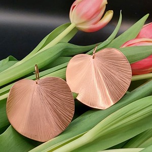 Cercei cu petale în stil minimalist din cupru strălucitor -  - Artynos.ro Cercei cu petale în stil minimalist din cupru strălucitor -  - Artynos.ro