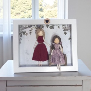 Decorațiune personalizată pentru familie într-o ramă albă - Tablou 3D realizat în tehnica macramé cu o fetiță în scaun cu rotile și mama ei -  - Artynos.ro