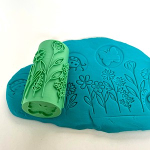 Rolă de modelare cu textură Grădină înflorită � Rolă de modelare cu textură Floral Garden � Pentru modelarea plastilinei și a produselor de patiserie � Imprimare 3D -  - Artynos.ro