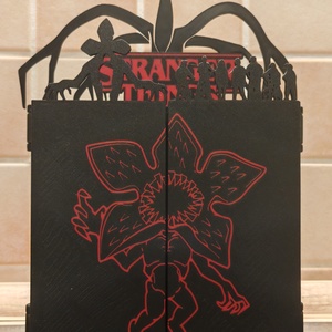  Suport pentru figurina Kinderjoy Stranger Things, versiune deschisa, Casa & Stil de viata, Decoratiuni de casa, Decoratiuni de masa si rafturi, Decoratiuni de masa, Altele, Produs imprimat 3D. Pentru o livrare sigura, il voi trimite in mai multe bucati. Cumparatorul este ..., ARTYNOS