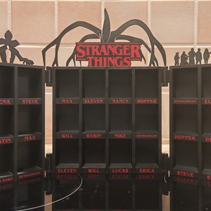  Suport pentru figurină Kinderjoy Stranger Things, versiune deschisă - casă & stil de viață - decorațiuni de casă - decorațiuni de masă și rafturi - decorațiuni de masă - Artynos.ro