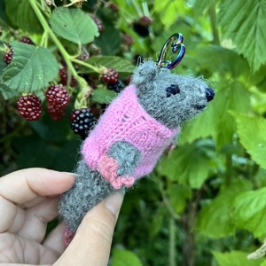 Șoricel cu pulover roz � accesoriu pentru geantă tricotat manual, obiect decorativ -  - Artynos.ro