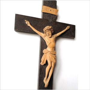 Frumos crucifix sculptat manual al lui Iisus - casă & stil de viață - accesorii religioase - cruce - Artynos.ro