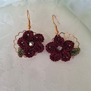 Cercei floare crosetata bordo Bloom - rosu inchis cu cristal - bijuterii - cercei - cercei croșetați - Artynos.ro