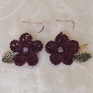 Cercei floare crosetata burgundy Bloom - cristal si fir metalizat - Artynos.ro