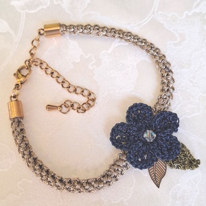 Bratara floare crosetata navy Bloom - albastru inchis cu cristal - Artynos.ro