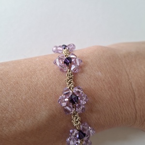 Bratara eleganta lila cu cristale Swarovski -model floare mov deschis cu centru ametist, fir aurit - bijuterii - brățări - brățări din mărgele - Artynos.ro