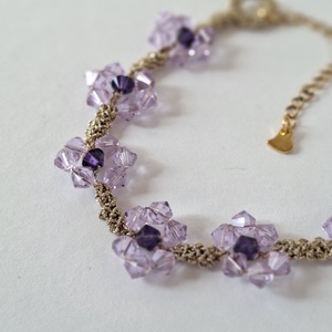 Bratara eleganta lila cu cristale Swarovski -model floare mov deschis cu centru ametist, fir aurit - bijuterii - brățări - brățări din mărgele - Artynos.ro