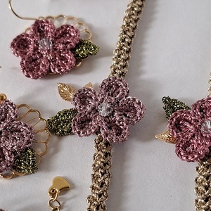  Cercei cu floare crosetata roz sau lila pudrat elegant - bijuterii - cercei - cercei croșetați - Artynos.ro