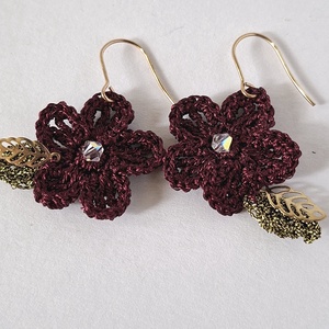 Cercei cu floare crosetata burgundy Bloom - cristal irizat si fir metalizat - bijuterii - cercei - cercei croșetați - Artynos.ro