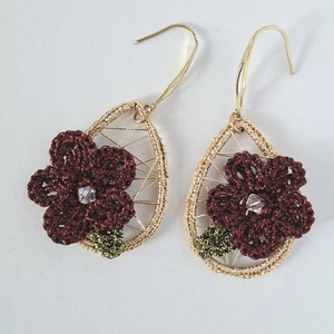 Cercei cu floare crosetata burgundy Bloom - cristal irizat si fir metalizat - bijuterii - cercei - cercei croșetați - Artynos.ro