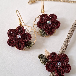 Cercei cu floare crosetata burgundy Bloom - cristal irizat si fir metalizat - bijuterii - cercei - cercei croșetați - Artynos.ro