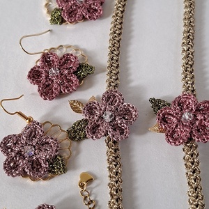  Bratara eleganta cu floare crosetata in nuante de roz pudra sau liliac - bijuterii - brățări - brățări împletite - Artynos.ro