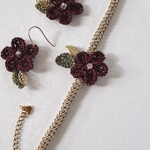 Bratara cu floare crosetata  bordeaux cu cristal irizat - bijuterii - brățări - brățări împletite - Artynos.ro