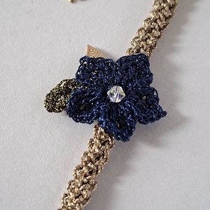 Bratara floare crosetata navy Bloom - albastru inchis cu cristal - Artynos.ro