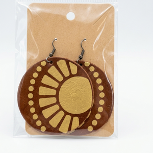 Cercei Handmade din Piele Naturală � Motive Solare Aurii, Piele Maro - bijuterii - cercei - cercei lungi - Artynos.ro