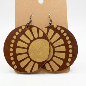 Cercei Handmade din Piele Naturală � Motive Solare Aurii, Piele Maro - bijuterii - cercei - cercei lungi - Artynos.ro