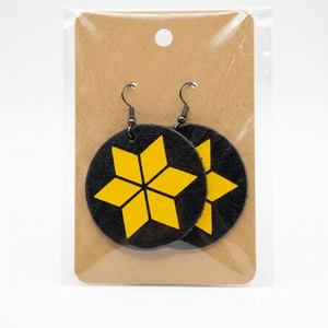 Cercei din Piele Handmade � Negru cu Model Geometric Galben, 4 cm - bijuterii - cercei - cercei lungi - Artynos.ro
