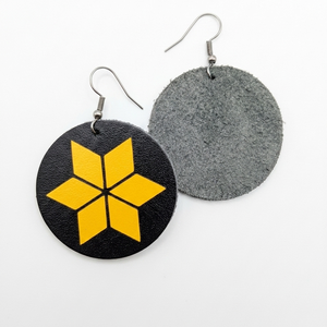 Cercei din Piele Handmade � Negru cu Model Geometric Galben, 4 cm - bijuterii - cercei - cercei lungi - Artynos.ro