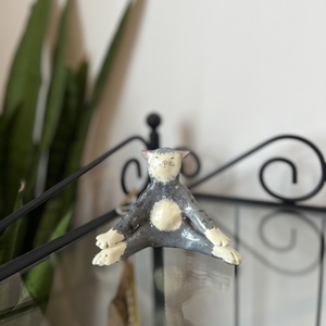 Pisicuta Yoghina - arte vizuale și accesorii  - sculptură - sculpturi și figurine din ceramică - Artynos.ro