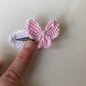 Set de 2 clame (agrafe) cu fluturasi crosetati - îmbrăcăminte și modă - accesorii păr - clemă de păr și ac de păr - Artynos.ro