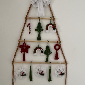 Bradut cu ornamente macrame, pentru camera copilului - crăciun - cadouri de moș crăciun - decor cu moș crăciun - Artynos.ro Bradut cu ornamente macrame, pentru camera copilului - crăciun - cadouri de moș crăciun - decor cu moș crăciun - Artynos.ro