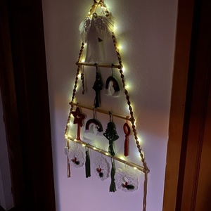 Bradut cu ornamente macrame, pentru camera copilului - crăciun - cadouri de moș crăciun - decor cu moș crăciun - Artynos.ro Bradut cu ornamente macrame, pentru camera copilului - crăciun - cadouri de moș crăciun - decor cu moș crăciun - Artynos.ro