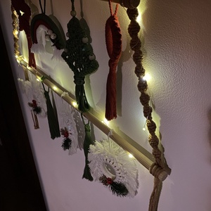 Bradut cu ornamente macrame, pentru camera copilului - crăciun - cadouri de moș crăciun - decor cu moș crăciun - Artynos.ro Bradut cu ornamente macrame, pentru camera copilului - crăciun - cadouri de moș crăciun - decor cu moș crăciun - Artynos.ro