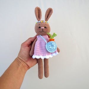 Jucărie croșetată iepuraș Rita cu accesorii - jucării și echipamente pentru copii - plușuri - păpușă croșetată, păpușă de pluș - Artynos.ro