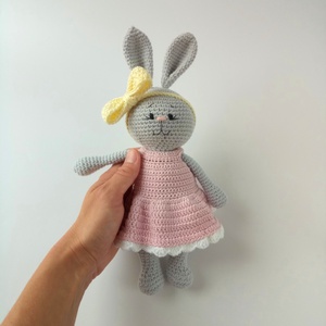Jucărie croșetată iepuraș cu rochiță Bella - jucării și echipamente pentru copii - plușuri - păpușă croșetată, păpușă de pluș - Artynos.ro