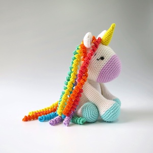 Jucărie croșetată unicorn Luna cu coama spiralată - jucării și echipamente pentru copii - plușuri - păpușă croșetată, păpușă de pluș - Artynos.ro