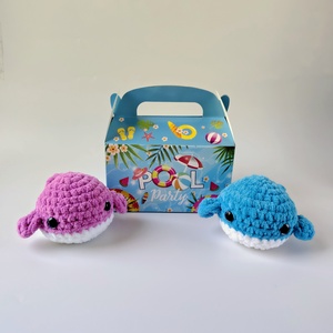 Mystery Box cu balenă croșetată - jucării și echipamente pentru copii - plușuri - cal și ponei de pluș - Artynos.ro