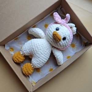 Rățușca Lily � jucărie handmade croșetată din fir catifea, 30 cm - jucării și echipamente pentru copii - daruri de botez - Artynos.ro