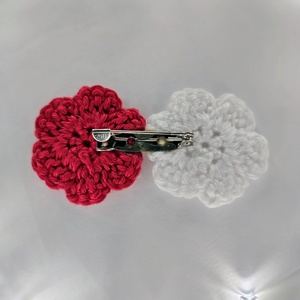 Două floricele, mărțișor croșetat  - bijuterii - mărțișor - Artynos.ro