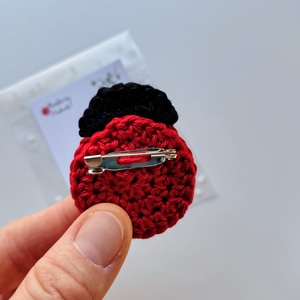 Buburuza Rotocol, mărțișor croșetat  - bijuterii - mărțișor - Artynos.ro